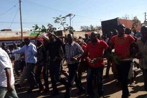 Kenyans at Busia border block roads over Bobi Wine troubles in Uganda. Protesters block all trucks heading to Uganda.